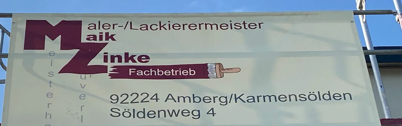 Ausschnitt des Firmenschilds am Baugerüst: Maler- und Lackierermeister Maik Zinke, Fachbetrieb, Söldenweg 4, 92224 Amberg/Karmensölden